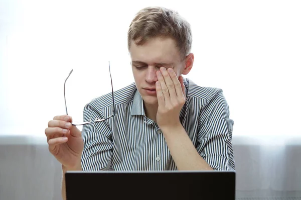 Online education. A university student remotely during the coronavirus pandemic — Stock Photo, Image