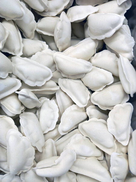 Еда. Замороженные полуфабрикаты, пельмени и хинкали в морозилке, прилавок. Высокое качество фото