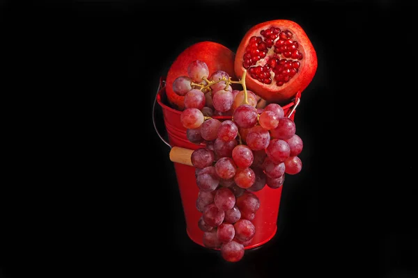 Raisins Rouges Mûrs Fruits Grenade Sur Fond Noir Nature Morte — Photo