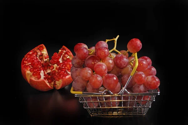 Raisins Rouges Mûrs Fruits Grenade Sur Fond Noir Nature Morte — Photo