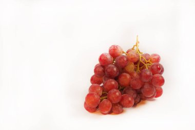 İzole edilmiş beyaz bir arka planda olgun üzümler. Yazı için uygun bir yer. Yüksek kalite fotoğraf