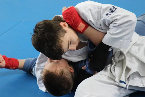 Zheleznovodsk Stavropol Bölgesi, Rusya, 04.23.2015 Engels 21. Dövüş sanatları, Kudo, Japonya. Spor salonunda kimono eğitimi alan çocuklar güreşle meşgul oluyor. - Evet. Yüksek kalite fotoğraf