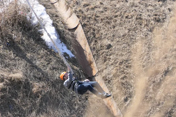 ニジニ ノヴゴロド ロシア フェドロフスキー銀行 2021 ロープに縛られた人が高さからジャンプします バンジーが宙に飛び込む 高品質の写真 — ストック写真