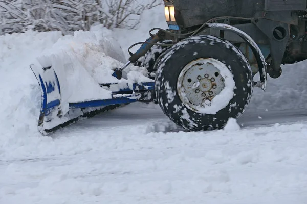 Havazik Havat Tisztító Gépek Traktor Eltávolítja Havat Város Útjain Téli — Stock Fotó