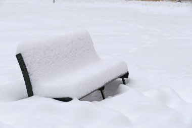 Karlı kış. Kar yağışı. Kar parktaki bankları kapladı. Yüksek kalite fotoğraf