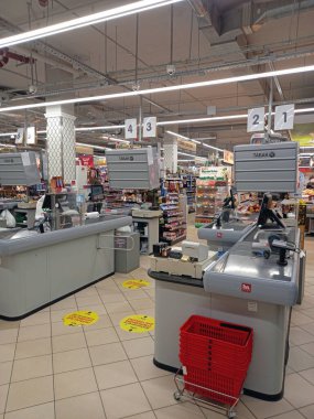 Nizhny Novgorod, Rusya, Prospect Gagarina 105, Supermarket Eurospar. Avrupai bir süpermarkette yazar kasalar, kasalar. İnsansız bir iç mekan. Yüksek kalite fotoğraf