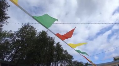 Parkta renkli bir çelenk, güçlü bir rüzgar. Yüksek kaliteli FullHD görüntüler