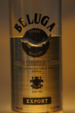 Nizhny Novgorod, Rusya, 101 12.24.2021 'de Prospect Gagar. Rus votkası Beluga cam bir şişede, izole edilmiş yakın plan, güzel bir arka plan. Yüksek kalite fotoğraf