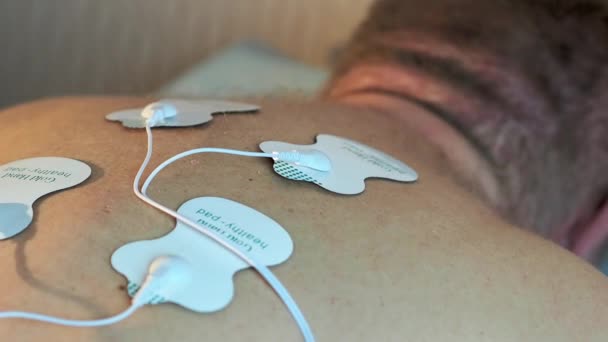Fisioterapia. Electroterapia y mioestimulación de los músculos de la espalda. Tratamiento fisioterapéutico para rehabilitación. — Vídeo de stock