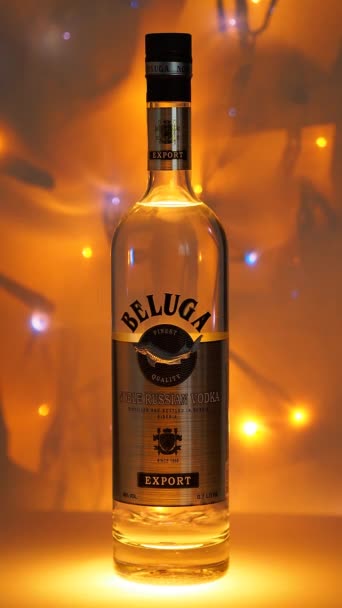 Nizjni Novgorod, Rusland, Gagarin Avenue 101, 12.242021. Beluga wodka. Russische wodka Beluga in een fles van het merk, feestelijke achtergrond met — Stockvideo