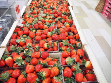 Çilek, taze hasat. Sıcak çilekler. Markette ya da süpermarkette çilek satışı. Yüksek kalite fotoğraf