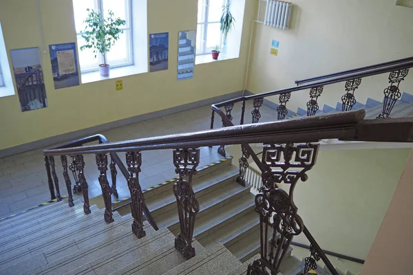 Nizhny Novgorod Russia Gagrina Avenue Lobachevsky University 2022 大学大楼里有一个漂亮的楼梯 有大理石台阶和锻铁栏杆 — 图库照片