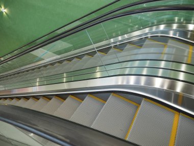 Alışveriş merkezinde yürüyen merdiven. Yüksek kalite fotoğraf