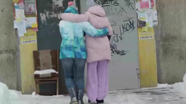 Nizhny Novgorod, Russia, Marshal Zhukov Street 24, 08.02.2022.一名妇女志愿者帮助残疾女孩移动 — 图库视频影像
