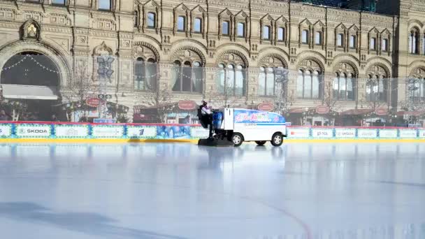 俄罗斯莫斯科 2022年2月14日 冰收割机 倒冰块 破冰机 或Zamboni 在莫斯科红场的Guma溜冰场上磨冰 高质量的4K镜头 — 图库视频影像