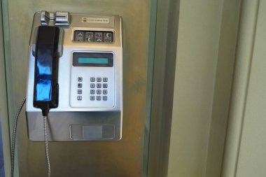 Moskova, Rusya, GUM alışveriş merkezi. 02.16.2022 stok fotoğrafı. GUM, Moskova 'da acil servisleri aramak için bir telefon seti bulunmaktadır. Yüksek kalite fotoğraf