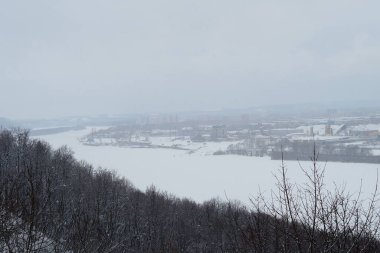 Kış manzarası, donmuş nehrin manzarası. Yüksek kalite fotoğraf