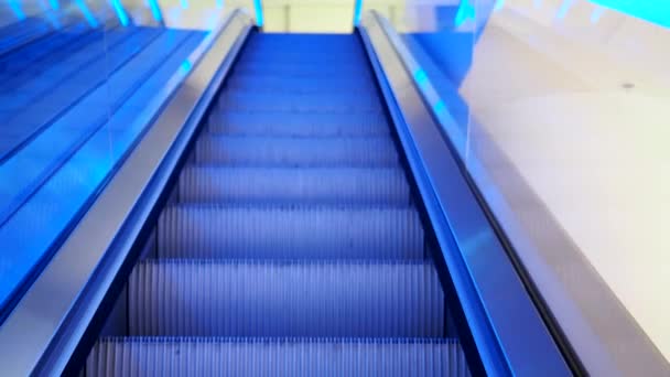Alışveriş Merkezinde Yürüyen Merdiven Ekalatörün Basamakları Yukarı Çıkıyor Stok Videosu — Stok video