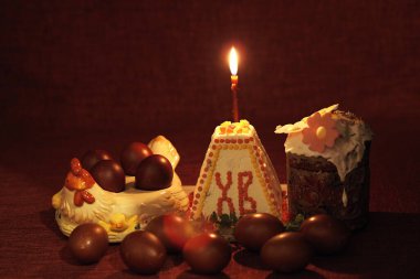 Ortodoks Paskalyası, boyanmış yumurtalar ve Paskalya pastası. Hristiyan gelenekleri. Yüksek kalite fotoğraf