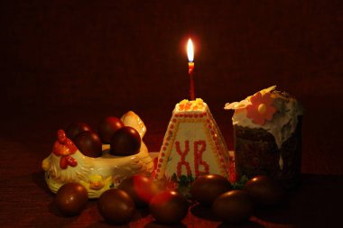 Ortodoks Paskalyası, boyanmış yumurtalar ve Paskalya pastası. Hristiyan gelenekleri. Yüksek kalite fotoğraf