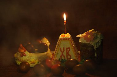 Ortodoks Paskalyası, boyanmış yumurtalar ve Paskalya pastası. Hristiyan gelenekleri. Yüksek kalite fotoğraf