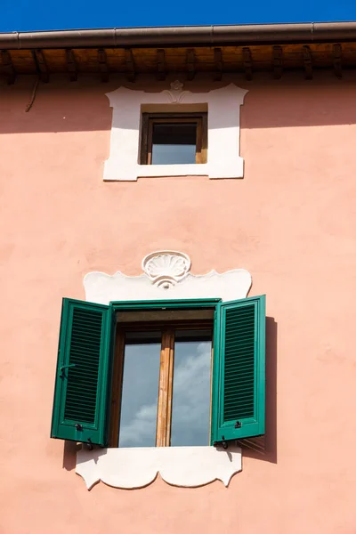 Janela Bonito Com Decoração Luz Sol Cidade Velha Piombino Itália — Fotografia de Stock