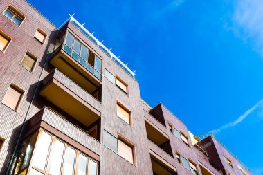 İtalya 'da güneşli bir günde fayanslı cephesi olan modern iskan binası.