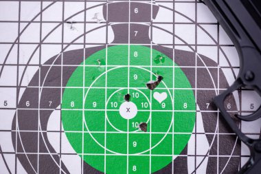 Atış talimi hedefine isabet eden yumuşak bir topun delinmesi