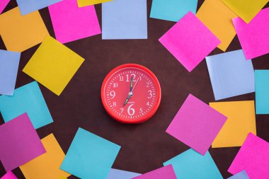 Kırmızı alarm saati boş notla çevrili.