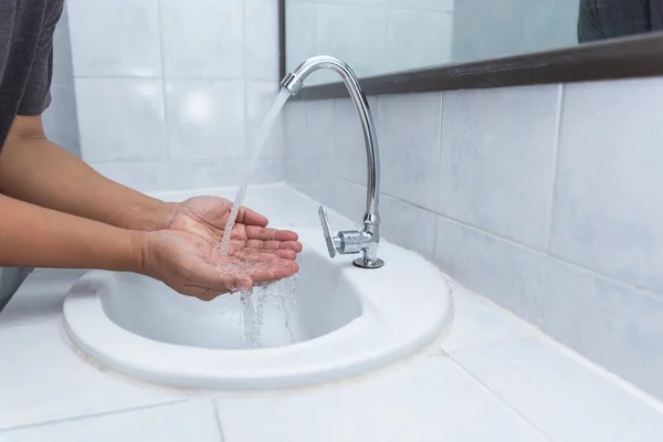 Man Wash Hands Sink Bathroom — ストック写真