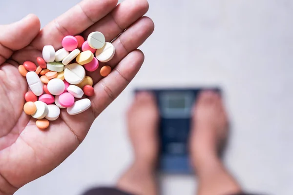 Man Standing Scale Pills Hand — Fotografia de Stock