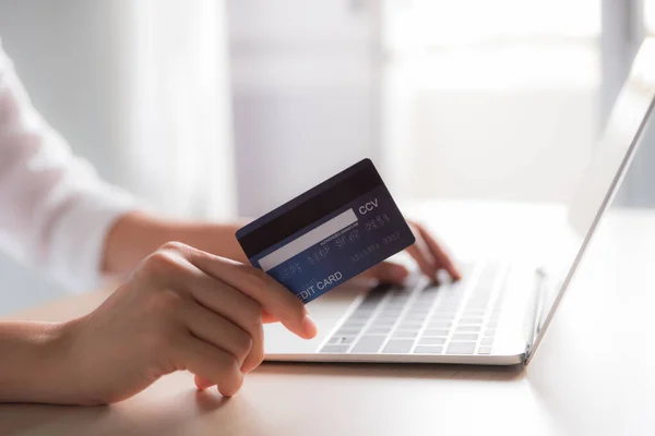 Mão Mulher Segurando Cartão Crédito Usando Laptop — Fotografia de Stock