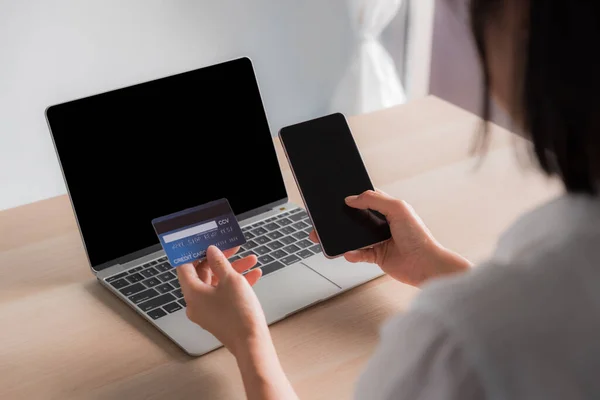 Mão Mulher Segurando Cartão Crédito Usando Laptop — Fotografia de Stock
