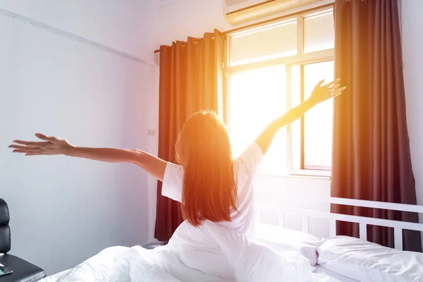 Mujer Estirando Los Brazos Cama Después Despertarse —  Fotos de Stock