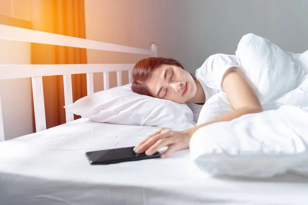 Donna Che Dorme Letto Con Mani Telefono — Foto Stock