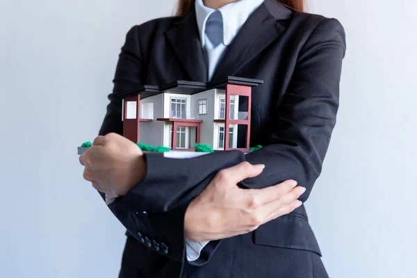 Negócio Mão Feminina Oferecendo Uma Casa — Fotografia de Stock