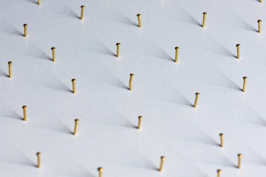 Web hattı bağlantısı çivi kavramı ağ beyaz arka plan üzerinde düğümler için renk iplikten, soyut