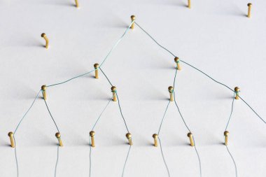 Web hattı bağlantısı çivi kavramı ağ beyaz arka plan üzerinde düğümler için renk iplikten, soyut