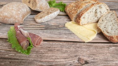  Ekmek, taze pişmiş yiyecekler, otlar, jambonlu börekler.