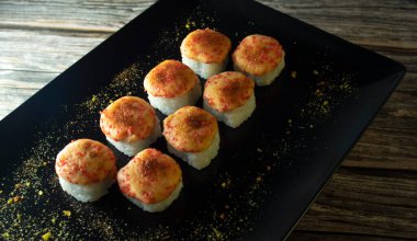 Masanın üstünde peynir olan sıcak suşi.