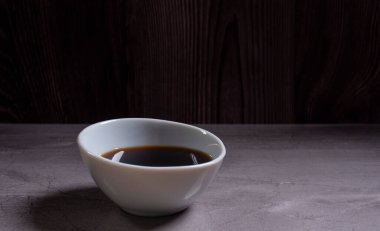 Masada soya soslu beyaz tabak.