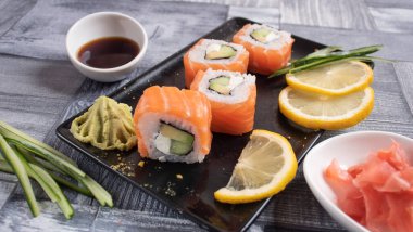 Dört dilim havyar, limon, sopa, salatalık, soya, wasabi, zencefil. 