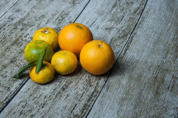 Oranje Bergamot Een Houten Tafel — Stockfoto