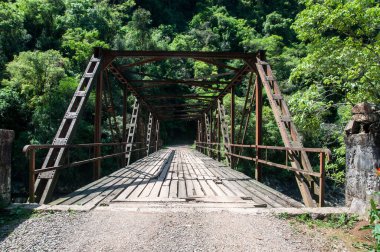 Gramado şehrinin içindeki Raposo Köprüsü