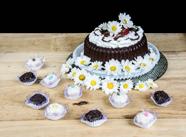 Gâteau Chocolat Avec Des Fleurs Des Bonbons Autour Avec Fond — Photo
