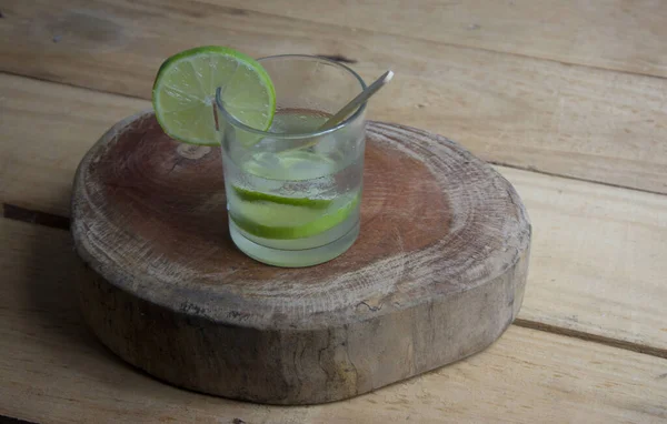 Tasse Mit Caipirinha Auf Einer Hölzernen Waffel — Stockfoto