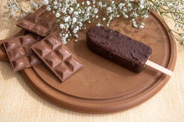 Tábua Madeira Com Barra Chocolate Popsive Flores Redor — Fotografia de Stock