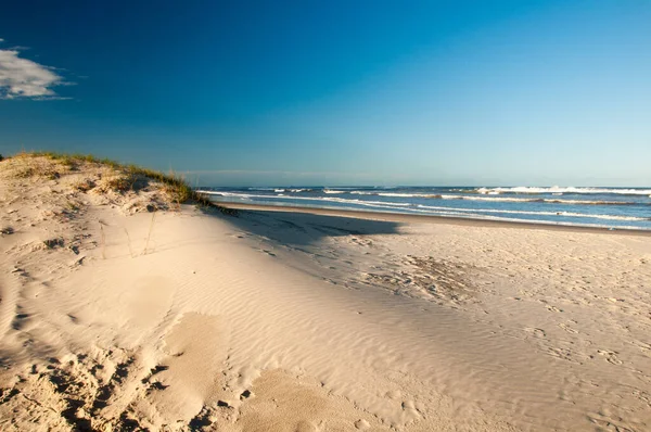 背景には白い海と青い空の砂丘 — ストック写真