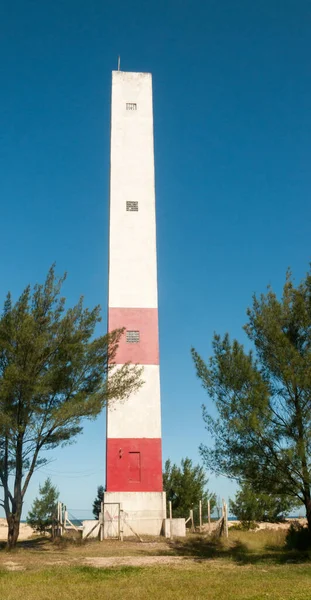 Fyrtårn Med Trær Rundt Blå Himmel Bakgrunnen Arroio Sal Brasil – stockfoto
