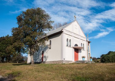  Capela da agua azul Caxias do Sul 'da, mavi gökyüzü ve arkasında bulutlar
